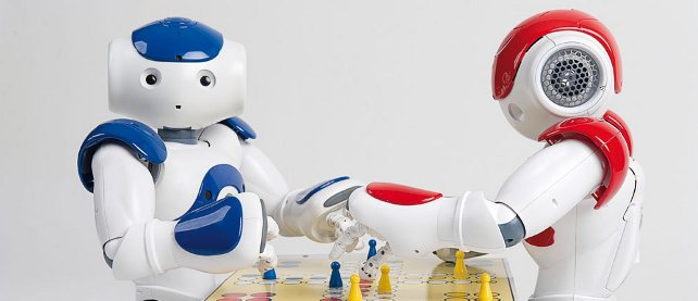 Roboter spielen Mädn